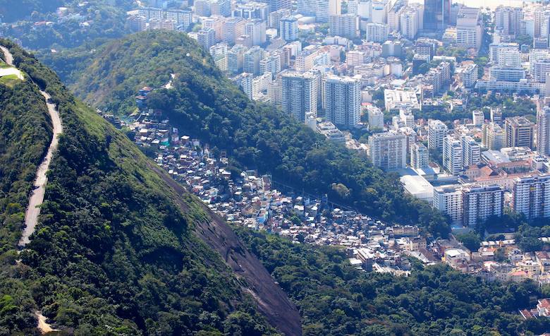 Eine Stadt von oben: Favela neben Hochhaussiedlungen