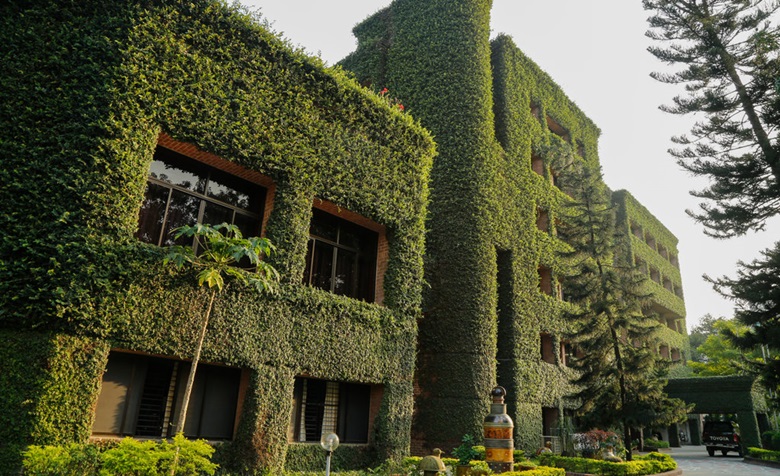 Das öffentliche Gebäude ist mit grünen Pflanzen in Rangpur bedeckt – einer NGO, die sich für die Stärkung der ländlichen Armen im Norden von Bangladesch einsetzt.