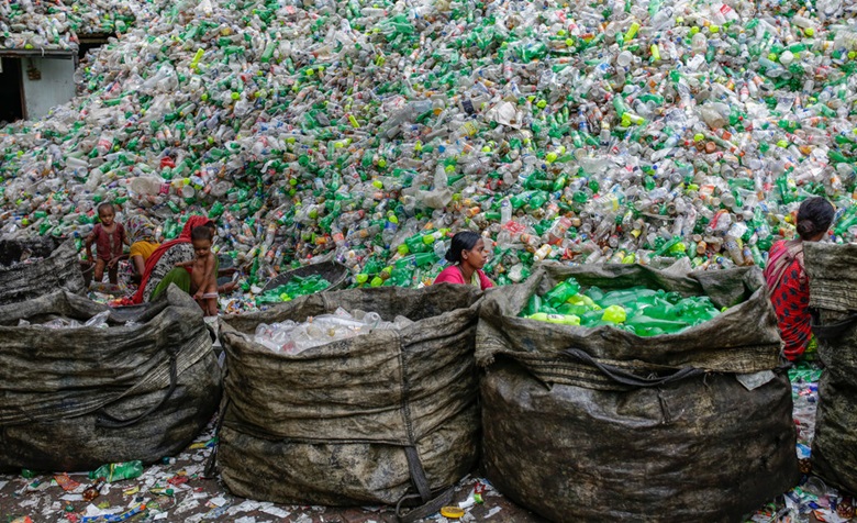 Arbeiterinnen sortieren Plastikflaschen zum Recycling in einer Fabrik in Dhaka, Bangladesch, 26. Oktober 2016. Plastik stellt nicht nur ein immenses Verschmutzungsproblem dar, sondern verschärft auch den Klimawandel.