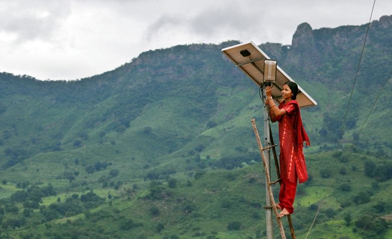 Eine Solaringenieurin im Solardorf Tinginapu in den östlichen Ghats von Orissa, Indien.